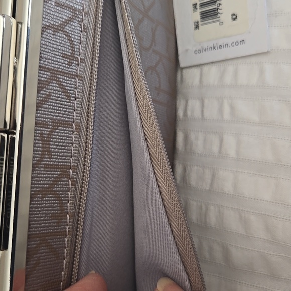 NWT Calvin Klein Large Monogram Wallet With Kiss Lock Closure - Picture 5 of 9